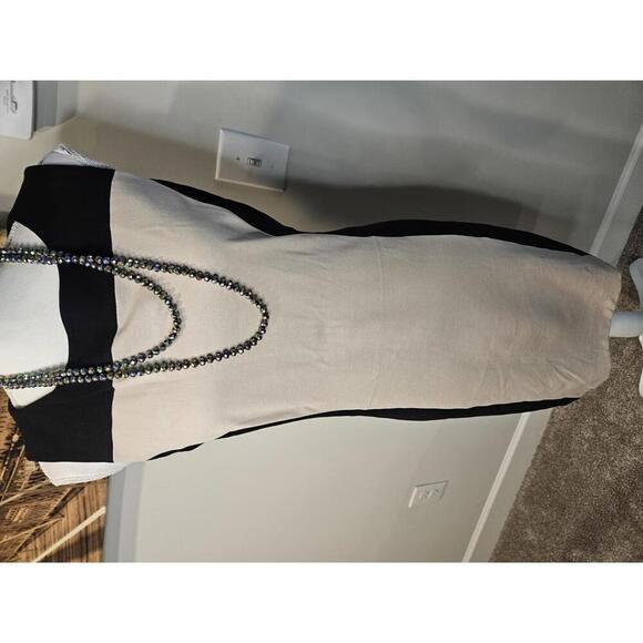 Doncaster Elegant Two-Tone Sleeveless Dress - Picture 4 of 11